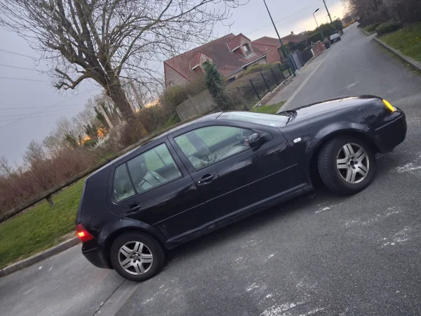Volkswagen Golf 2000 - Bon état, gros kilometrage