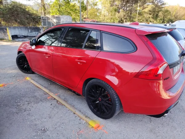 volvo V60 rouge