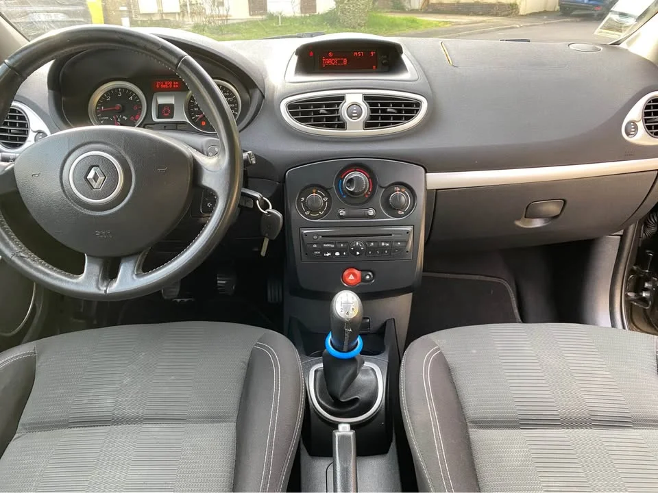 Renault Clio - Noir métal - Première main - Vue 2