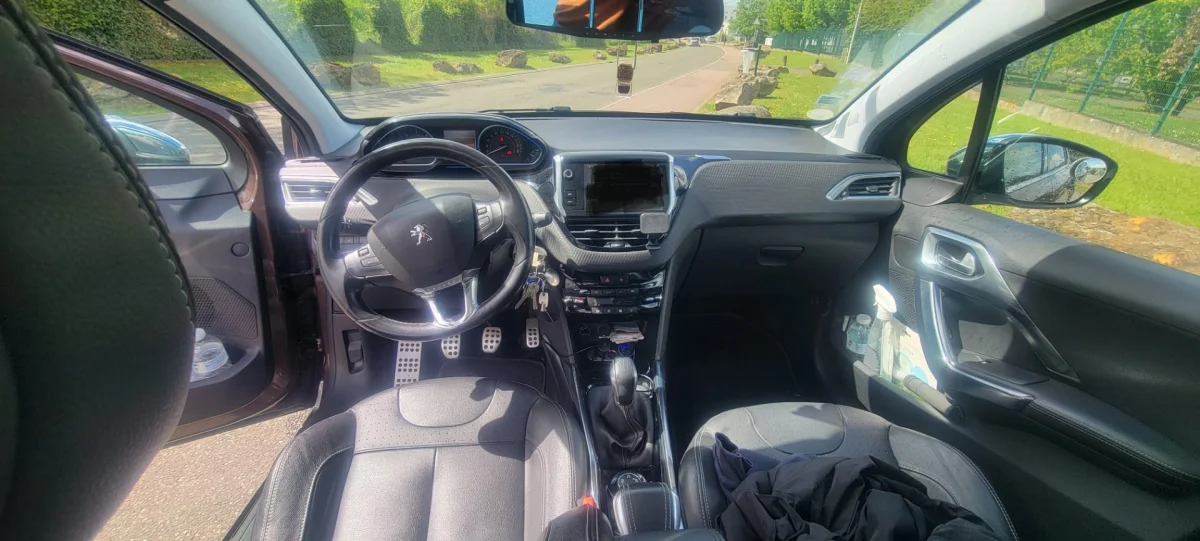 Échange Peugeot 2008 1.6 e-hdi 92ch FÉLINE en bég - Vue 3